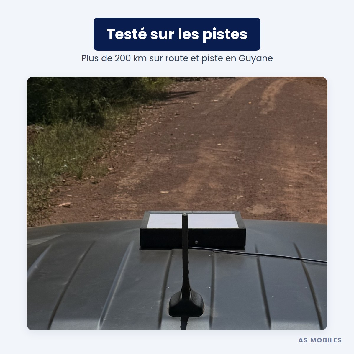 Support 3D V2 noir avec Starlink Mini sur le toit d'un pick-up, sur une piste en Guyane